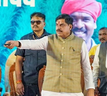 मंत्रालय में कंप्यूटर स्क्रीन पर 'दृष्टि' ऑनलाइन प्लेटफॉर्म और 'पंचायत दर्पण' के नए डिजिटल पेमेंट गेटवे का लाइव डेमोंस्ट्रेशन देखते वरिष्ठ प्रशासनिक अधिकारी।