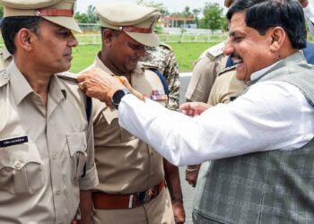 भोपाल में आयोजित अलंकरण समारोह के दौरान मुस्कुराते हुए जांबाज पुलिस अधिकारी आर.डी. कानवा की वर्दी पर स्टार (रैंक) लगाते मुख्यमंत्री डॉ. मोहन यादव और डीजीपी।