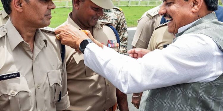 भोपाल में आयोजित अलंकरण समारोह के दौरान मुस्कुराते हुए जांबाज पुलिस अधिकारी आर.डी. कानवा की वर्दी पर स्टार (रैंक) लगाते मुख्यमंत्री डॉ. मोहन यादव और डीजीपी।