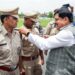 भोपाल में आयोजित अलंकरण समारोह के दौरान मुस्कुराते हुए जांबाज पुलिस अधिकारी आर.डी. कानवा की वर्दी पर स्टार (रैंक) लगाते मुख्यमंत्री डॉ. मोहन यादव और डीजीपी।