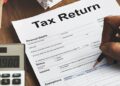 इनकम टैक्स रिटर्न (ITR) ई-फाइलिंग पोर्टल, टैक्स फॉर्म और कैलेंडर पर 31 जुलाई की तारीख दर्शाती प्रतीकात्मक तस्वीर।