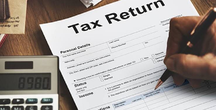 इनकम टैक्स रिटर्न (ITR) ई-फाइलिंग पोर्टल, टैक्स फॉर्म और कैलेंडर पर 31 जुलाई की तारीख दर्शाती प्रतीकात्मक तस्वीर।