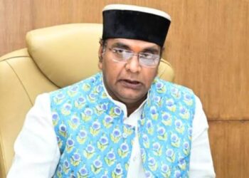 भोपाल में मीडिया को संबोधित करते हुए मध्य प्रदेश शासन के कैबिनेट मंत्री विश्वास सारंग की तस्वीर।