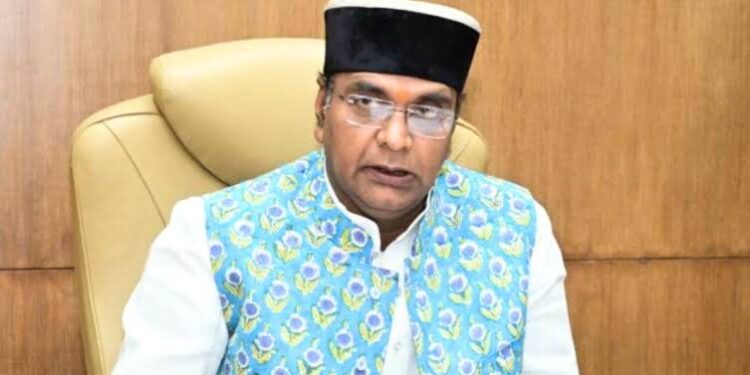 भोपाल में मीडिया को संबोधित करते हुए मध्य प्रदेश शासन के कैबिनेट मंत्री विश्वास सारंग की तस्वीर।