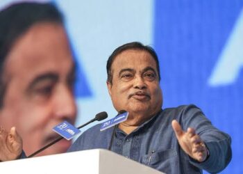 गरोठ में केंद्रीय मंत्री नितिन गडकरी को दुधाखेड़ी माताजी की तस्वीर भेंट करते और एक्सप्रेस-वे के घटिया निर्माण की शिकायतों का पुलिंदा सौंपते विधायक चंदरसिंह सिसोदिया।