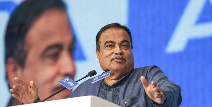 गरोठ में केंद्रीय मंत्री नितिन गडकरी को दुधाखेड़ी माताजी की तस्वीर भेंट करते और एक्सप्रेस-वे के घटिया निर्माण की शिकायतों का पुलिंदा सौंपते विधायक चंदरसिंह सिसोदिया।
