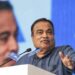 गरोठ में केंद्रीय मंत्री नितिन गडकरी को दुधाखेड़ी माताजी की तस्वीर भेंट करते और एक्सप्रेस-वे के घटिया निर्माण की शिकायतों का पुलिंदा सौंपते विधायक चंदरसिंह सिसोदिया।