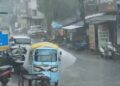 मूसलाधार बारिश में छाता लेकर सड़क पार करते लोग और बादलों की तेज गड़गड़ाहट व आकाशीय बिजली चमकने की प्रतीकात्मक संयुक्त तस्वीर।