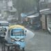 मूसलाधार बारिश में छाता लेकर सड़क पार करते लोग और बादलों की तेज गड़गड़ाहट व आकाशीय बिजली चमकने की प्रतीकात्मक संयुक्त तस्वीर।