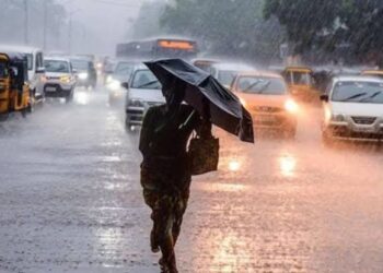 मूसलाधार बारिश और काले बादलों के बीच जलभराव व मौसम विभाग की चेतावनी को दर्शाती प्रतीकात्मक तस्वीर।