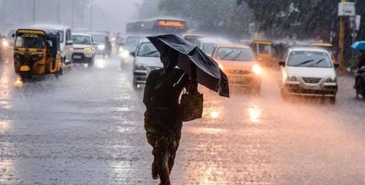 मूसलाधार बारिश और काले बादलों के बीच जलभराव व मौसम विभाग की चेतावनी को दर्शाती प्रतीकात्मक तस्वीर।