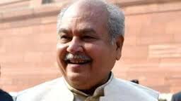 भोपाल में विधानसभा अध्यक्ष सम्मेलन कक्ष के दौरान 'विधान से जन कल्याण' पुस्तक का विमोचन करते विधानसभा अध्यक्ष नरेंद्र सिंह तोमर और अन्य गणमान्य अतिथि।