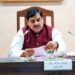 आधी रात के समय रोशनी से जगमगाता भोपाल स्थित मध्य प्रदेश मंत्रालय (वल्लभ भवन) का मुख्य प्रशासनिक परिसर और टेबल पर रखी फाइलों का ढेर।