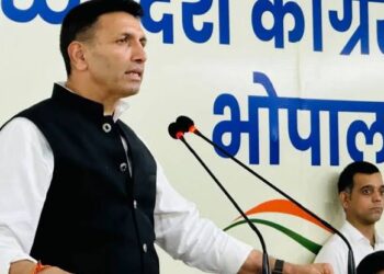भोपाल स्थित पुलिस मुख्यालय (PHQ) में एडीजी साइबर क्राइम को जीतू पटवारी के फर्जी पोस्टर के खिलाफ शिकायत पत्र और साक्ष्य सौंपते कांग्रेस नेता मुकेश नायक और पीसी शर्मा।