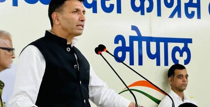 भोपाल स्थित पुलिस मुख्यालय (PHQ) में एडीजी साइबर क्राइम को जीतू पटवारी के फर्जी पोस्टर के खिलाफ शिकायत पत्र और साक्ष्य सौंपते कांग्रेस नेता मुकेश नायक और पीसी शर्मा।