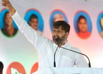 भोपाल स्थित मध्य प्रदेश कांग्रेस कमेटी (PCC) कार्यालय के बाहर लगा पार्टी का झंडा और अंदर राजीव गांधी सभागार में सज रहा मीडिया डायस।