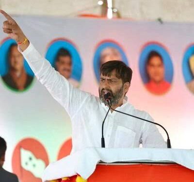 भोपाल स्थित मध्य प्रदेश कांग्रेस कमेटी (PCC) कार्यालय के बाहर लगा पार्टी का झंडा और अंदर राजीव गांधी सभागार में सज रहा मीडिया डायस।