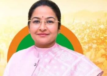 भोपाल में छानबीन समिति की आधिकारिक रिपोर्ट की कॉपी हाथ में लिए मुस्कुराते हुए समर्थकों की बधाई स्वीकार करतीं राज्य मंत्री प्रतिमा बागरी।