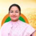 भोपाल में छानबीन समिति की आधिकारिक रिपोर्ट की कॉपी हाथ में लिए मुस्कुराते हुए समर्थकों की बधाई स्वीकार करतीं राज्य मंत्री प्रतिमा बागरी।