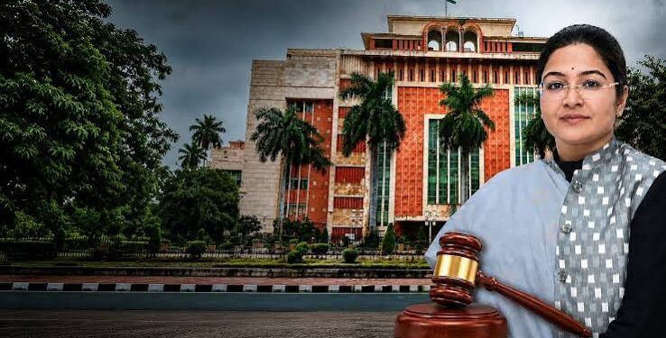 भोपाल में छानबीन समिति की आधिकारिक रिपोर्ट की कॉपी हाथ में लिए मुस्कुराते हुए समर्थकों की बधाई स्वीकार करतीं राज्य मंत्री प्रतिमा बागरी।