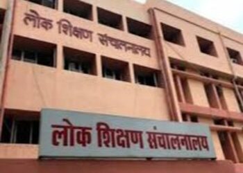 स्कूल शिक्षा विभाग का आधिकारिक आदेश पत्रक और दफ्तर में कंप्यूटर पर ऑनलाइन एम-शिक्षामित्र पोर्टल के जरिए शिक्षकों की उपस्थिति का मिलान करते संकुल प्राचार्य।
