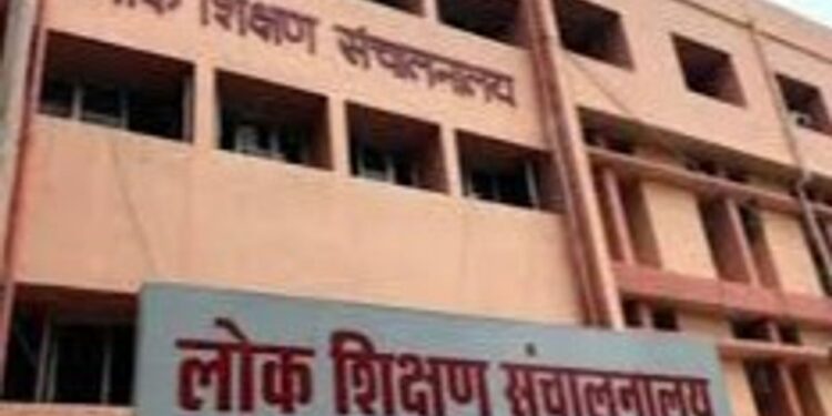 स्कूल शिक्षा विभाग का आधिकारिक आदेश पत्रक और दफ्तर में कंप्यूटर पर ऑनलाइन एम-शिक्षामित्र पोर्टल के जरिए शिक्षकों की उपस्थिति का मिलान करते संकुल प्राचार्य।