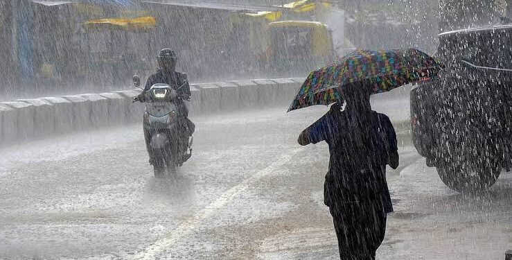 मध्य प्रदेश के राजमार्ग पर मूसलाधार बारिश के बीच हेडलाइट जलाकर रेंगते हुए वाहन और आसमान में कड़कती आकाशीय बिजली की प्रतीकात्मक तस्वीर।