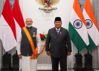 जकार्ता के राष्ट्रपति भवन में प्रधानमंत्री नरेंद्र मोदी को गले में इंडोनेशिया का सर्वोच्च नागरिक सम्मान ‘बिंतांग आदिपूर्णा’ का भव्य मेडल पहनाकर हाथ मिलाते राष्ट्रपति प्रबोवो सुबियांतो।