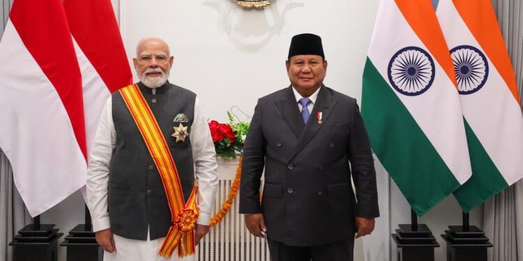 जकार्ता के राष्ट्रपति भवन में प्रधानमंत्री नरेंद्र मोदी को गले में इंडोनेशिया का सर्वोच्च नागरिक सम्मान ‘बिंतांग आदिपूर्णा’ का भव्य मेडल पहनाकर हाथ मिलाते राष्ट्रपति प्रबोवो सुबियांतो।