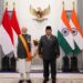 जकार्ता के राष्ट्रपति भवन में प्रधानमंत्री नरेंद्र मोदी को गले में इंडोनेशिया का सर्वोच्च नागरिक सम्मान ‘बिंतांग आदिपूर्णा’ का भव्य मेडल पहनाकर हाथ मिलाते राष्ट्रपति प्रबोवो सुबियांतो।
