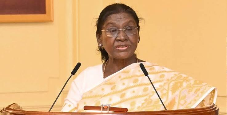 नई दिल्ली में राष्ट्रपति भवन के बाहर राष्ट्रध्वज तिरंगे के साथ राजकीय यात्रा पर प्रस्थान करने की तैयारियों के बीच महामहिम राष्ट्रपति द्रौपदी मुर्मू की भव्य आधिकारिक तस्वीर।