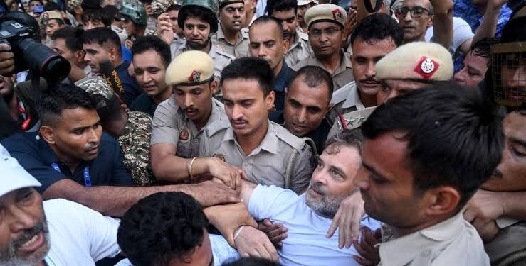 मध्य प्रदेश विधानसभा परिसर स्थित मुख्यमंत्री कार्यालय के बाहर तख्तियां लेकर धरने पर बैठे नेता प्रतिपक्ष उमंग सिंघार और कांग्रेस विधायक।