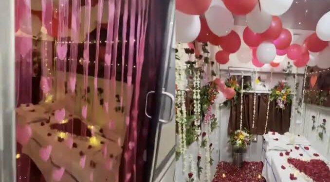 नंदीग्राम एक्सप्रेस के फर्स्ट एसी कोच के भीतर फूलों और लाल गुब्बारों से सजे केबिन की सोशल मीडिया पर वायरल स्क्रीनशॉट तस्वीर।