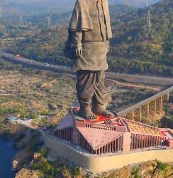 रायपुर के नवनिर्मित चमचमाते डुमरतराई थोक बाजार फेस-2 के मुख्य प्रवेश द्वार और परिसर के बीचों-बीच प्रतिमा स्थापना के लिए तैयार हो रहे बेस चबूतरे की ग्राफिक तस्वीर।
