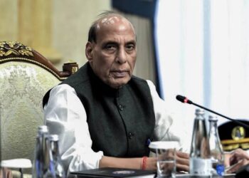 नई दिल्ली में रक्षा मंत्री राजनाथ सिंह के आवास के बाहर लगी वीआईपी गाड़ियों की कतार और बैठक के लिए पहुंचते केंद्रीय गृह मंत्री अमित शाह की फाइल तस्वीर।