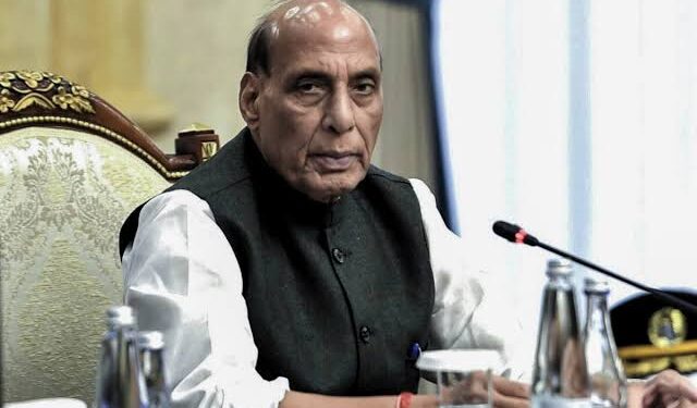 नई दिल्ली में रक्षा मंत्री राजनाथ सिंह के आवास के बाहर लगी वीआईपी गाड़ियों की कतार और बैठक के लिए पहुंचते केंद्रीय गृह मंत्री अमित शाह की फाइल तस्वीर।
