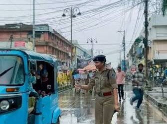 रीवा के सिरमौर चौराहे पर नशामुक्ति के स्लोगन लिखे बैनर और पोस्टर लेकर मार्च करते हुए हजारों स्कूली छात्रों और पुलिस अधिकारियों की विशाल रैली।