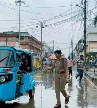 रीवा के सिरमौर चौराहे पर नशामुक्ति के स्लोगन लिखे बैनर और पोस्टर लेकर मार्च करते हुए हजारों स्कूली छात्रों और पुलिस अधिकारियों की विशाल रैली।