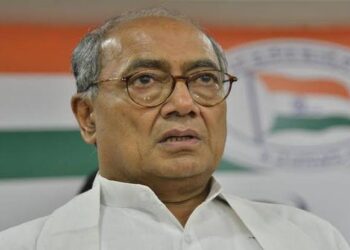 एक तरफ हाथ में भगवा ध्वज थामे संघ स्वयंसेवक और दूसरी तरफ हाथ जोड़े खड़े पूर्व मुख्यमंत्री दिग्विजय सिंह की प्रतीकात्मक कोलाज तस्वीर।