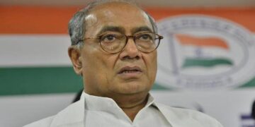 एक तरफ हाथ में भगवा ध्वज थामे संघ स्वयंसेवक और दूसरी तरफ हाथ जोड़े खड़े पूर्व मुख्यमंत्री दिग्विजय सिंह की प्रतीकात्मक कोलाज तस्वीर।