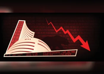 मुंबई स्टॉक एक्सचेंज (BSE) का मुख्य भवन और शेयर बाजार के उतार-चढ़ाव को दर्शाते हुए कंप्यूटर स्क्रीन पर लाल और हरे रंग के लाइव ट्रेडिंग चार्ट का ग्राफ।