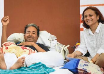 दिल्ली के जंतर-मंतर पर भारी पुलिस बल की मौजूदगी के बीच सोनम वांगचुक को ले जाती एम्बुलेंस और पुलिसकर्मियों द्वारा प्रदर्शनकारियों को बस में बिठाए जाने का दृश्य।