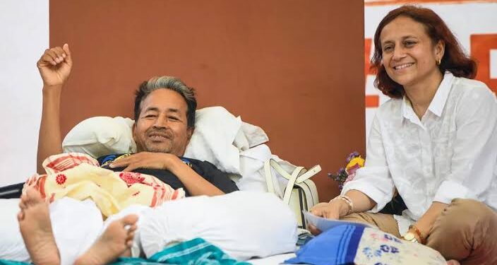 दिल्ली के जंतर-मंतर पर भारी पुलिस बल की मौजूदगी के बीच सोनम वांगचुक को ले जाती एम्बुलेंस और पुलिसकर्मियों द्वारा प्रदर्शनकारियों को बस में बिठाए जाने का दृश्य।