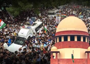 नई दिल्ली स्थित सुप्रीम कोर्ट का मुख्य भवन और कोर्ट रूम में सुनवाई दर्शाती प्रतीकात्मक तस्वीर।