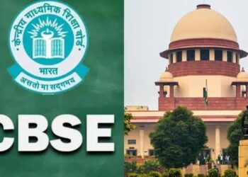 सुप्रीम कोर्ट के भवन की डिजिटल तस्वीर और उसके सामने सीबीएसई की गाइडलाइंस की फाइलों के साथ खड़े वकीलों का प्रतीकात्मक कोलाज।