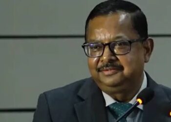 दिल्ली के जंतर-मंतर पर पुलिस बल और प्रदर्शनकारी छात्रों के बीच विरोध प्रदर्शन और सुप्रीम कोर्ट की प्रतीकात्मक तस्वीर।