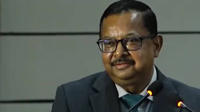 दिल्ली के जंतर-मंतर पर पुलिस बल और प्रदर्शनकारी छात्रों के बीच विरोध प्रदर्शन और सुप्रीम कोर्ट की प्रतीकात्मक तस्वीर।