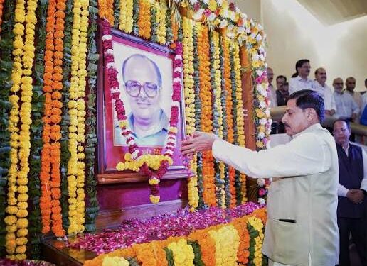 भोपाल स्थित मध्य प्रदेश विधानसभा के सेंट्रल हॉल में पूर्व मुख्यमंत्री गोविंद नारायण सिंह के चित्र पर पुष्पांजलि अर्पित करते मुख्यमंत्री डॉ. मोहन यादव और विधानसभा अध्यक्ष नरेंद्र सिंह तोमर।