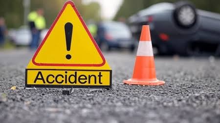 छतरपुर में सड़क किनारे पलटे हुए पिकअप वाहन और घायलों को अस्पताल ले जाती पुलिस व एम्बुलेंस की प्रतीकात्मक संयुक्त तस्वीर।