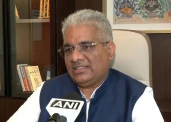 नई दिल्ली स्थित केंद्रीय पर्यावरण मंत्रालय का प्रशासनिक भवन और टेबल पर रखीं केंद्रीय प्रतिनियुक्ति की आधिकारिक रिलीविंग फाइलों की प्रतीकात्मक तस्वीर।